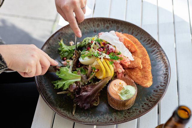 Smørrebrød geserveerd in een restaurant in Denemarken