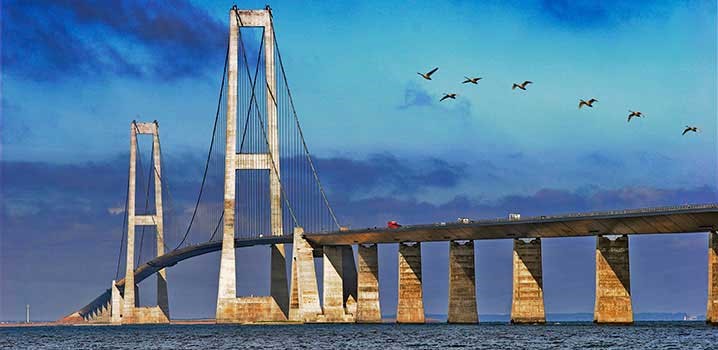 Die 18 Kilometer lange „Storebæltsbro“ verbindet die Inseln Fünen und Seeland miteinander.